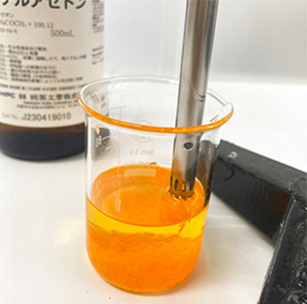 試料とアセトンをホモジナイズ